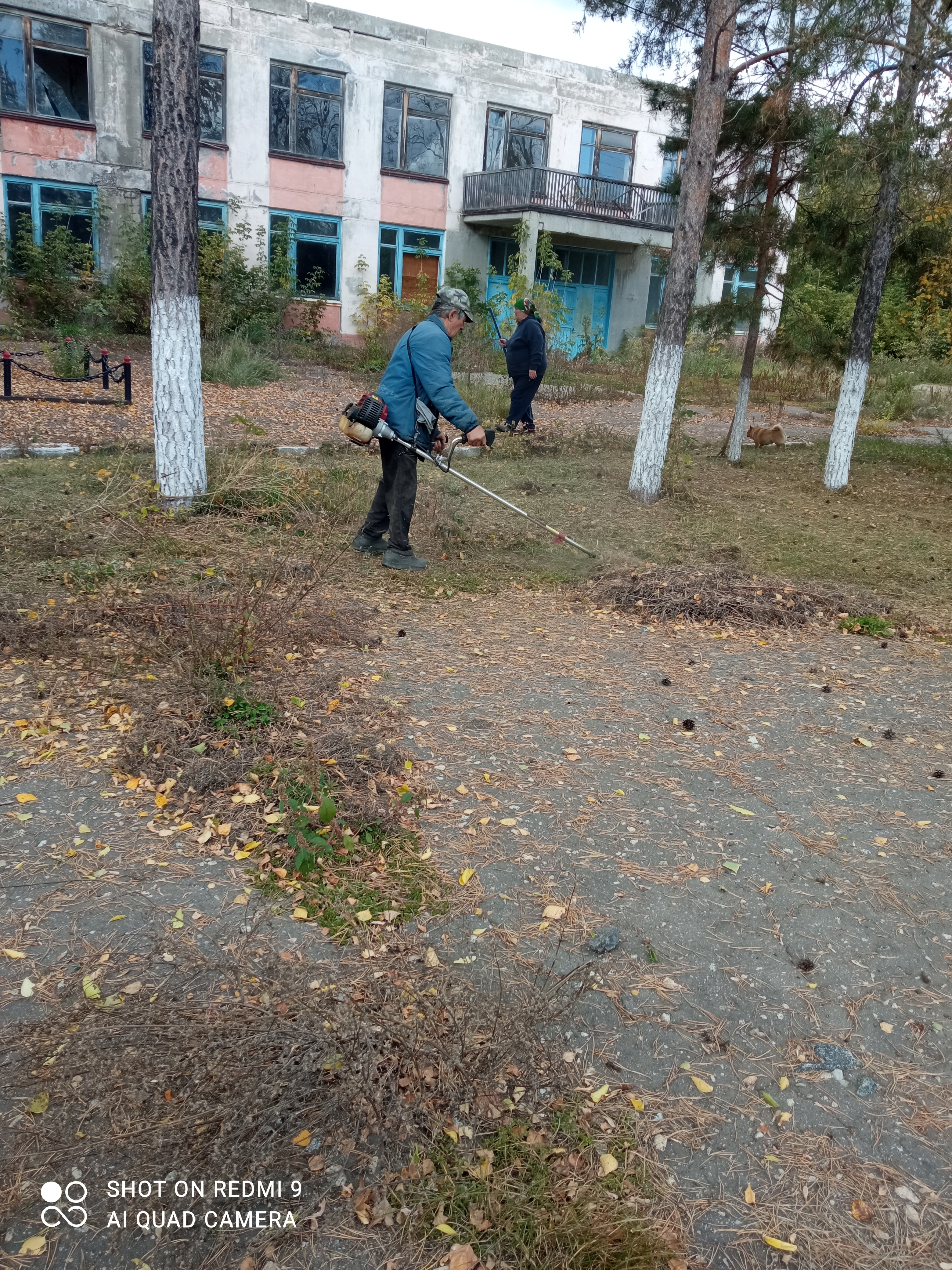 В рамках осеннего месячника по благоустройству продолжаются работы по уборке прилегающих территорий Медетского сельского поселения..